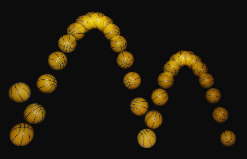 Datei:Bouncing ball strobe edit.jpg